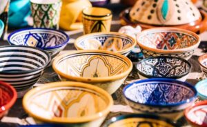 Ilustrasi gambar peralatan porselen Thailand