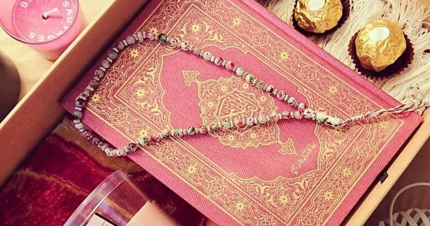 Paket Al-Quran, Tasbih, dan Coklat